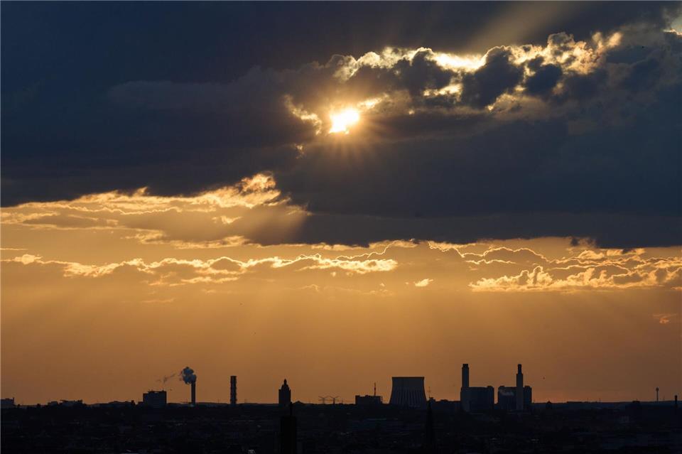 Die Sonne bricht über Berlin durch die Wolken.Annette Riedl/dpa