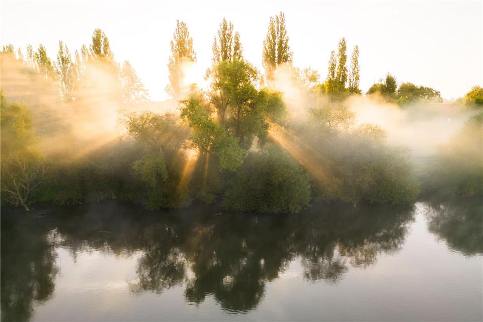 Die Sonne dürfte in den kommenden Tagen nicht nur am Morgen zu sehen sein, wie hier bei Hannover. (Symbolbild)Julian Stratenschulte/dpa