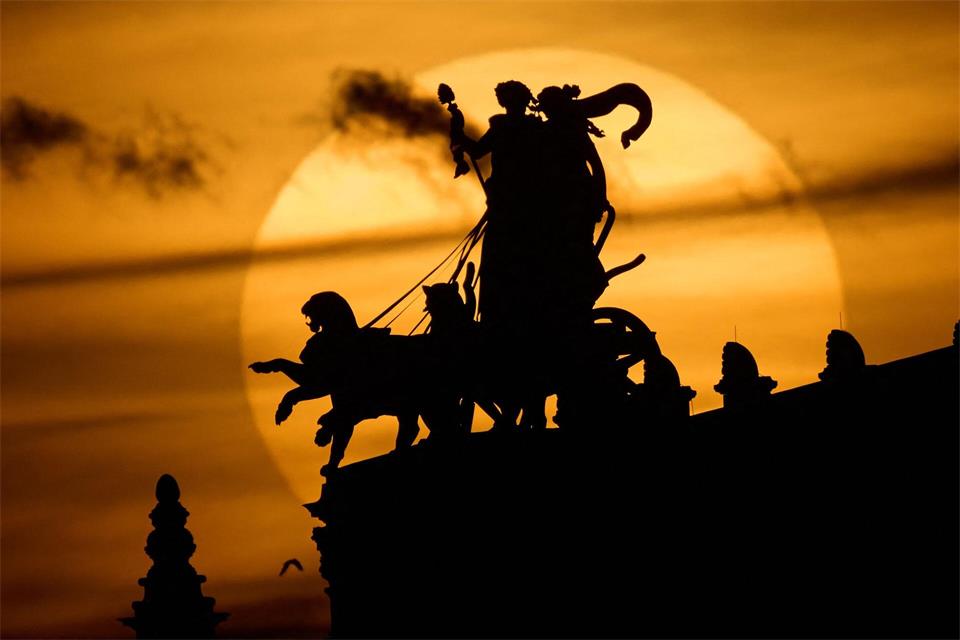 Die Sonne geht am Abend hinter der Pantherquadriga der Semperoper in Dresden unter. Robert Michael/dpa