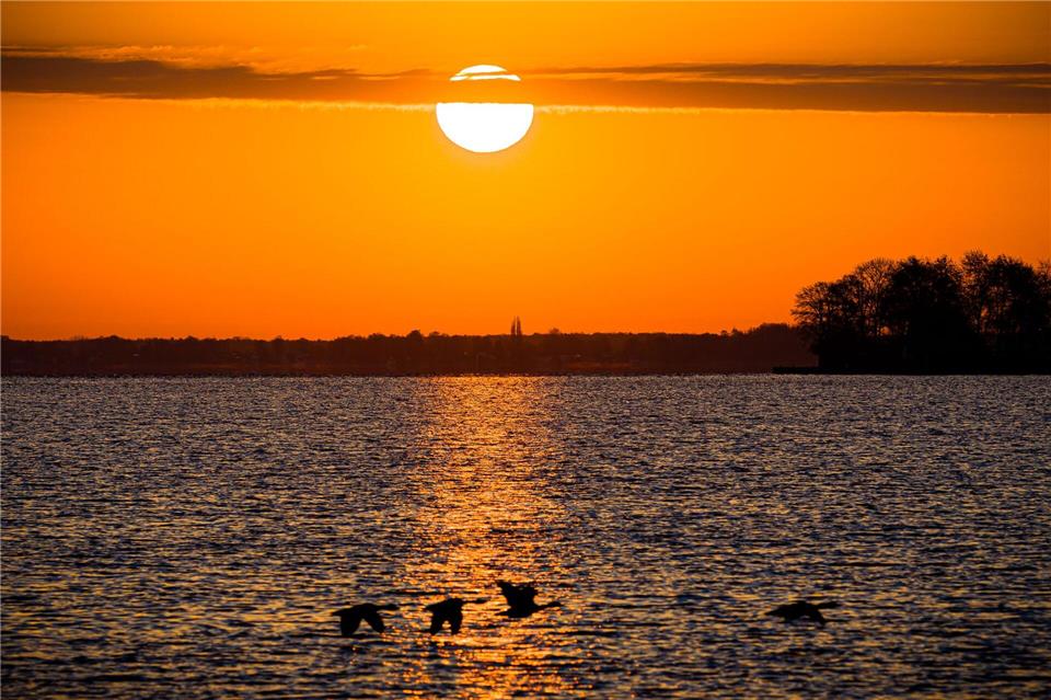 Die Sonne geht am Steinhuder Meer in der Region Hannover auf.Moritz Frankenberg/dpa
