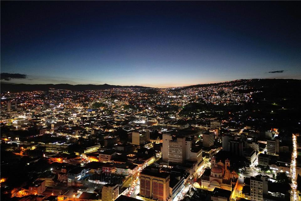 Die Sonne geht hinter Tegucigalpa in Honduras unter.Moises Castillo/AP/dpa