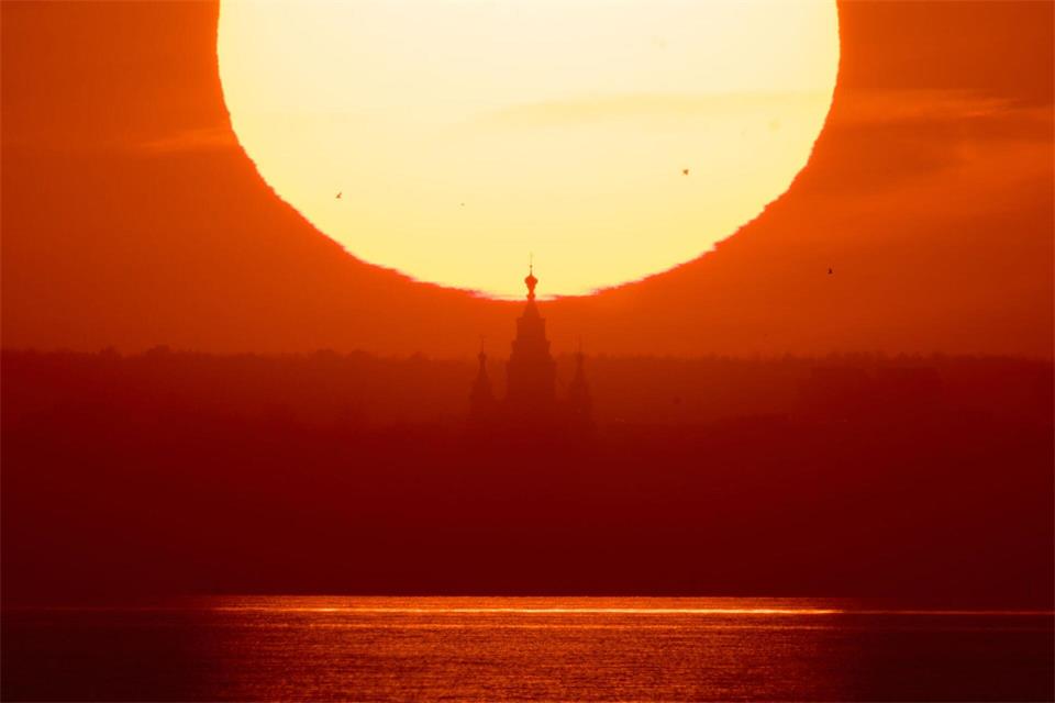 Die Sonne geht hinter der Peter-und-Paul-Kathedrale in St. Petersburg in Russland unter.Dmitri Lovetsky/AP/dpa