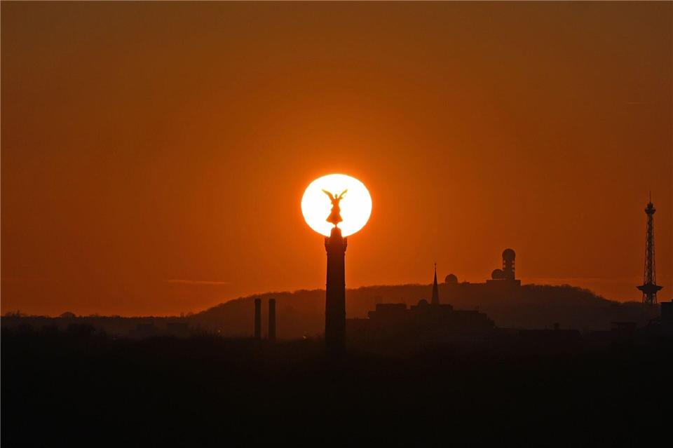 Die Sonne geht hinter der Siegessäule in Berlin unter.Elisa Schu/dpa