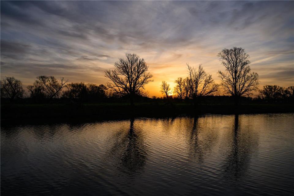 Die Sonne geht über Brandenburg auf, und die nächtliche Wolkendecke lockert auf. (Archivbild)Patrick Pleul/dpa/ZB