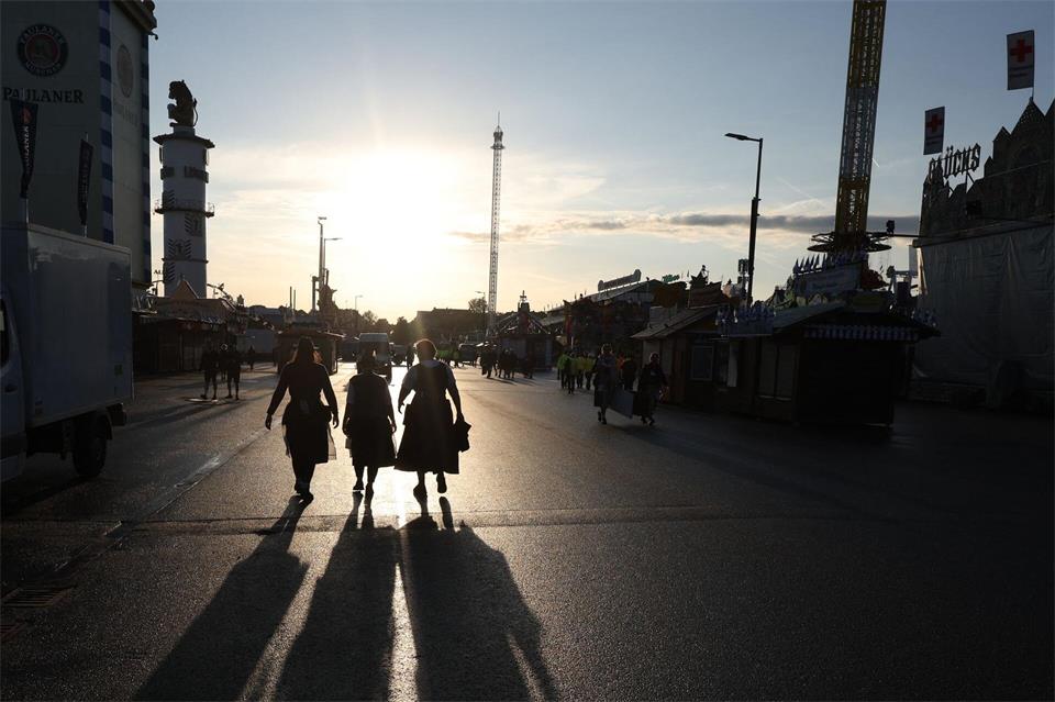 Die Sonne geht über der Theresienwiese auf - und verspricht einen sonnigen Start ins Oktoberfest.Karl-Josef Hildenbrand/dpa