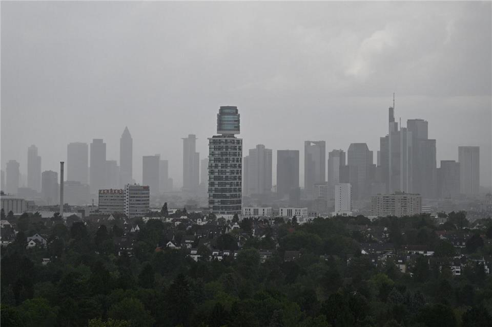 Die Sonne schafft es zum Wochenbeginn in Hessen nicht, sich durchzusetzen - Regenwetter wird erwartet. (Symbolbild)Arne Dedert/dpa