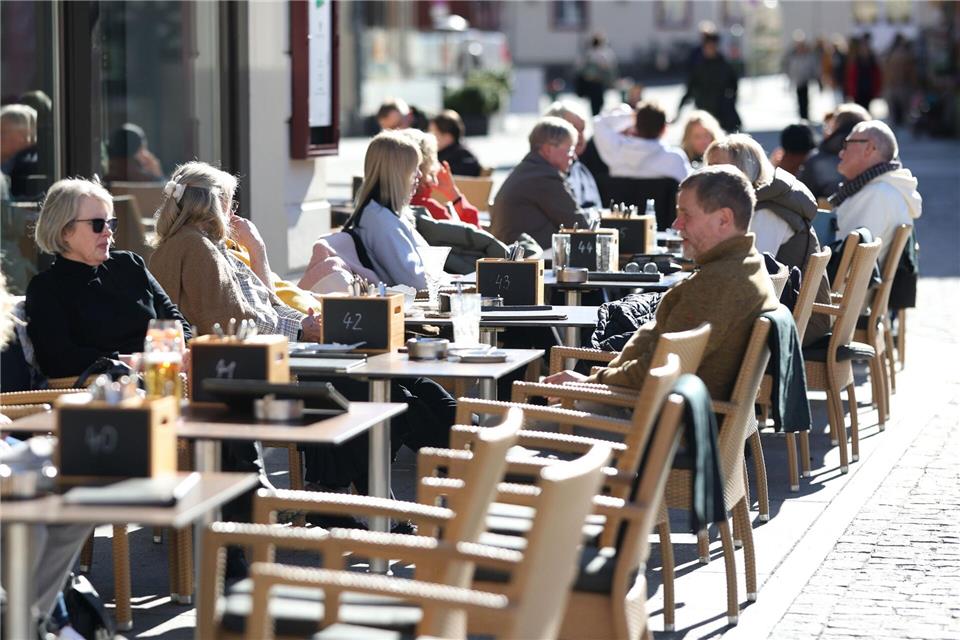 Die Sonne scheint, die Menschen genießen den Kaffee im Freien. Gastronomen zahlen dafür eine sogenannte Terrassengebühr. (Archivbild)Matthias Bein/dpa
