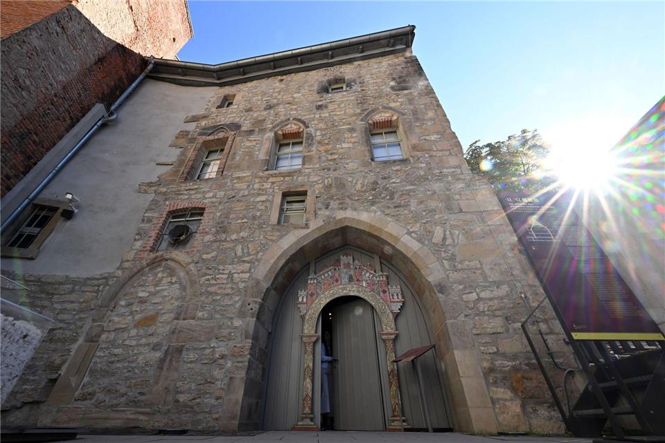 Die Sonne scheint in den Innenhof der Alten Synagoge. Sie gehört zu den jüdisch-mittelalterlichen Stätten Erfurts.Martin Schutt/dpa/dpa-tmn