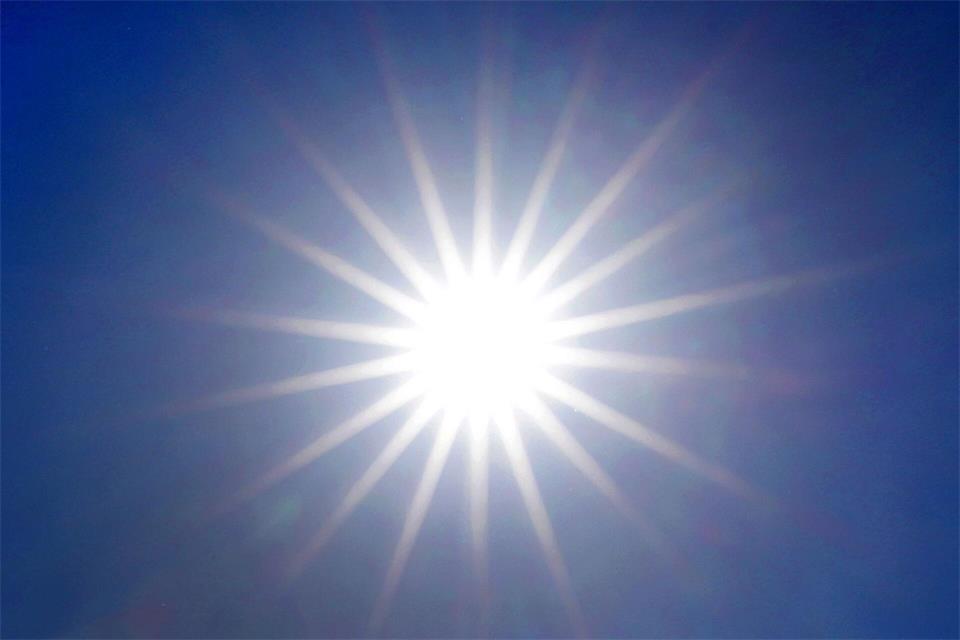 Die Sonne strahlt von einem wolkenlosen Himmel. (Archivbild)Martin Gerten/dpa
