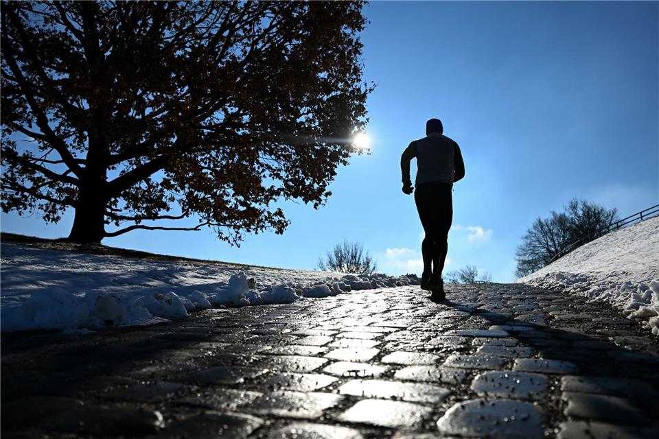 Die Sonne zeigt sich am ehesten an den Alpen.Sven Hoppe/dpa