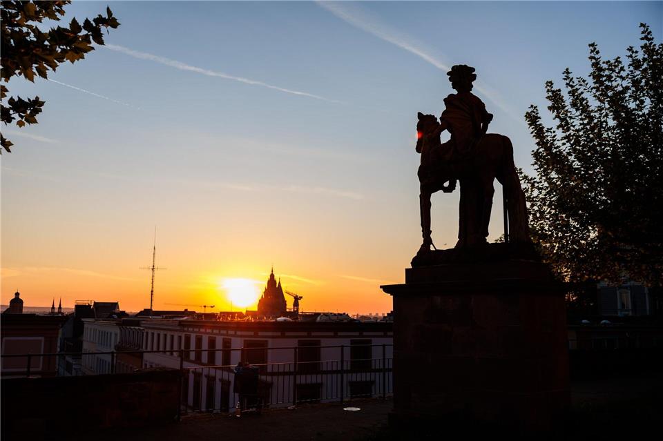 Die Sonne zeigt sich auch in den kommenden Tagen viel. (Archivbild)Jörg Halisch/dpa