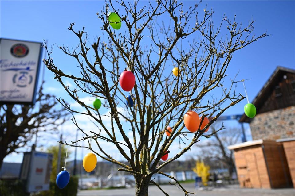Die Sonne zeigt sich teilweise an Ostern, aber auch mit Regen müssen die Menschen in Hessen rechnen. (Symbolbild)Uwe Zucchi/dpa
