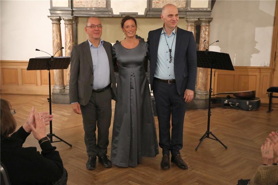 Die Sopranistin Ina Siedlaczek, Saxophonist Hugo Siegmeth und der führende Lautist Axel Wolf (links) spielten im Rittersaal. 