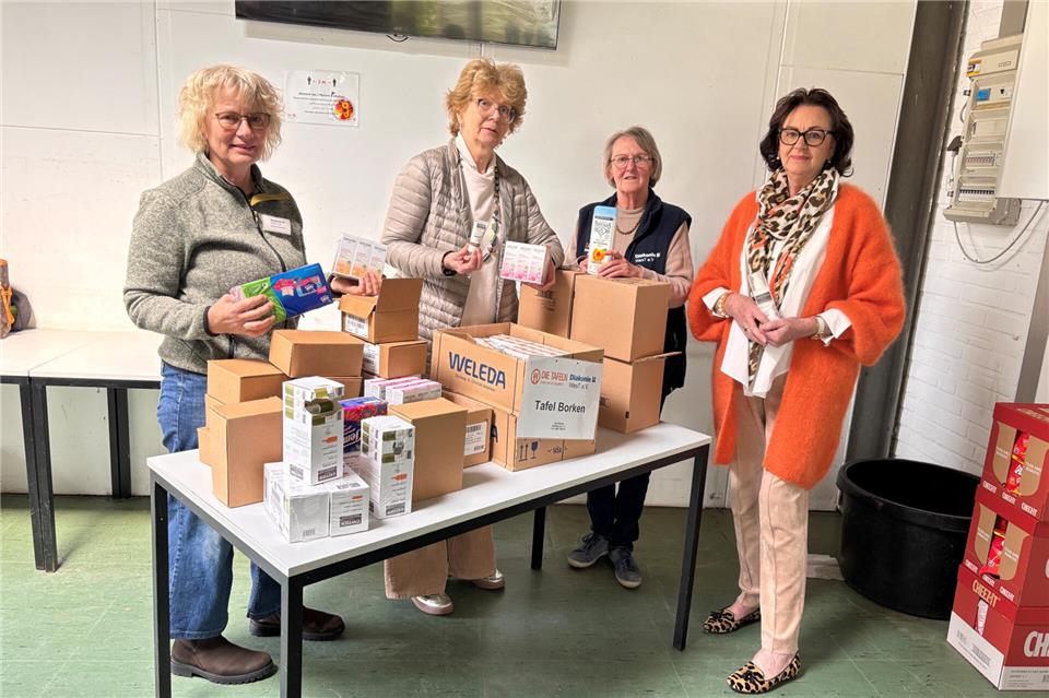 Die Soroptimistinnen brachten die Spenden persönlich zur Tafel.