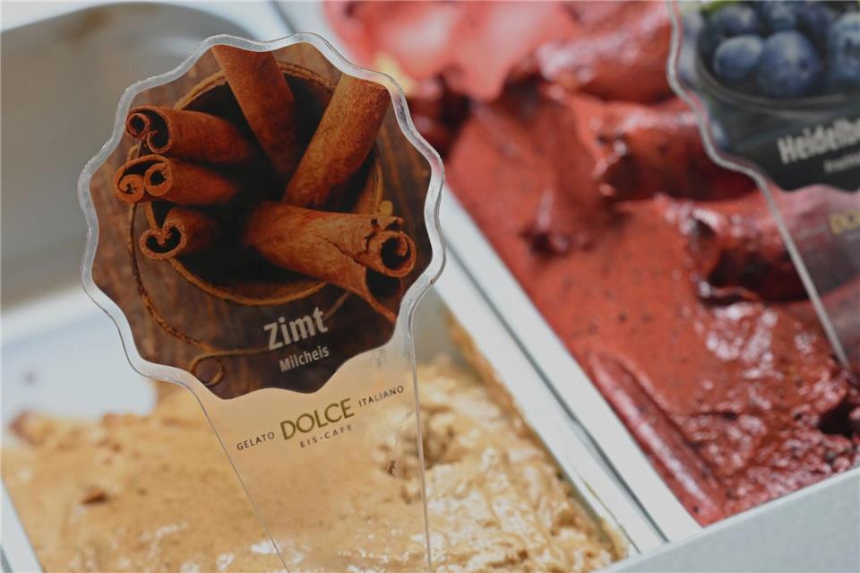 Die Sorte Zimt ist bei der Eisdiele Dolce in Frankfurt im Winter besonders beliebt. Michael Brandt/dpa