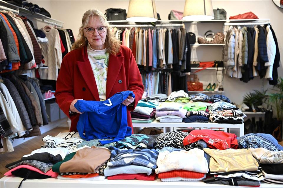 Die Sozialkaufhäuser haben Probleme mit einer Schwemme an billig produzierter Kleidung.Martin Schutt/dpa