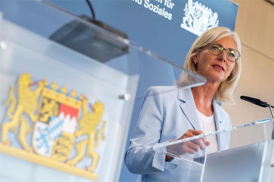 Die Sozialministerin sieht Bayern zum Start des neuen Kita- und des neuen Schuljahres gut gerüstet.Peter Kneffel/dpa