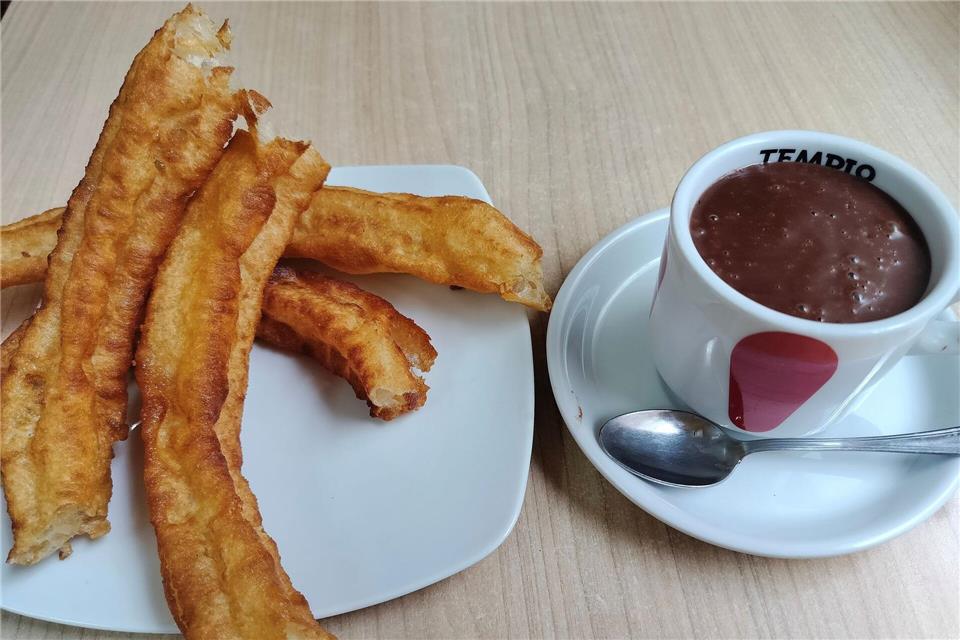 Die Spanier lieben ihre Churros mit dickflüssiger heißer Schokolade - ein äußerst kalorienreiches Frühstück.Henk Wessels/dpa