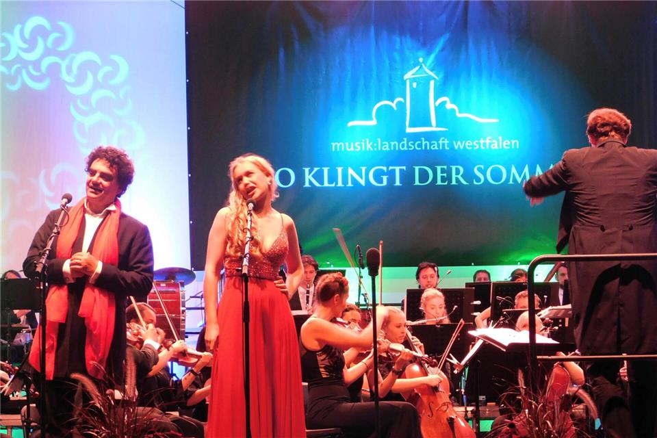 Die „Spanische Nacht“ mit dem mexikanischem Startenor Rolando Villazón, der gefeierten Sopranistin Charlotte Langner und der Festivalphilharmonie Westfalen unter Leitung von Dirigenten Michael Zlabinger, im Innenhof des Wasserschlosses Raesfeld wurde zum glanzvollen Höhepunkt der Musiklandschaft Westmünsterland.