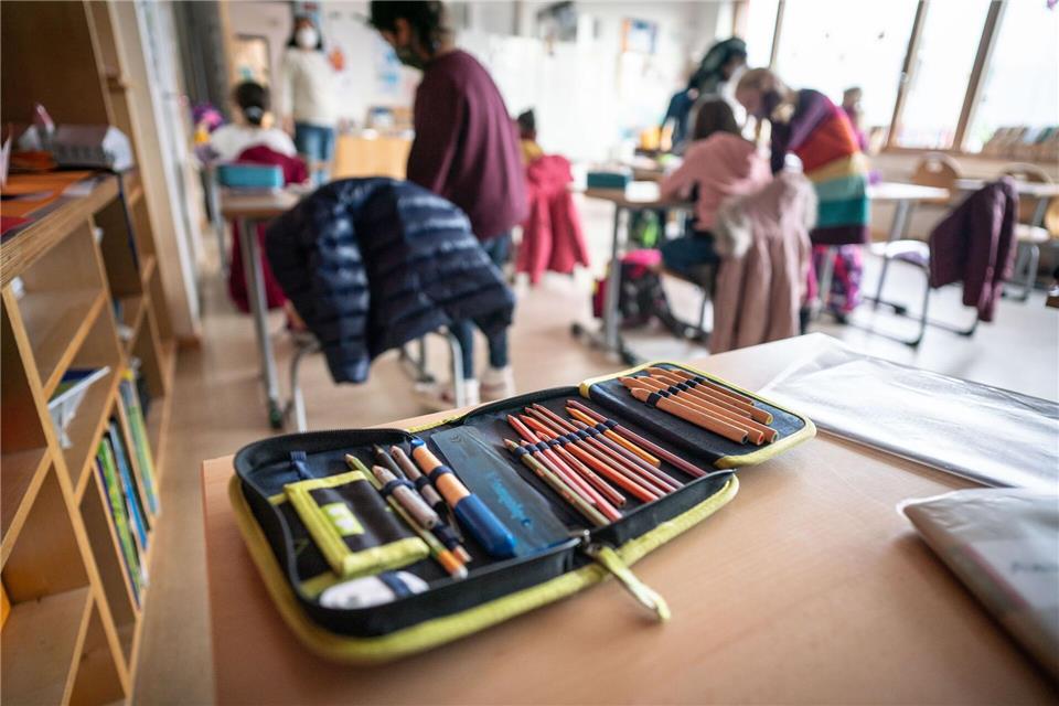 Die Spardebatte in Hessen hat auch die Lehrerausbildung erreicht. (Symbolbild)Frank Rumpenhorst/dpa