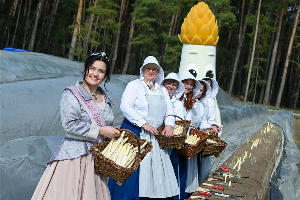 Die Spargelkönigin (vorne links) eröffnete die Beelitzer Spargelsaison.Jens Kalaene/dpa