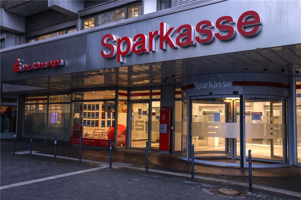 Die Sparkasse-Filiale bleibt nach dem Tresor-Coup vorerst geschlossen.Oliver Berg/dpa