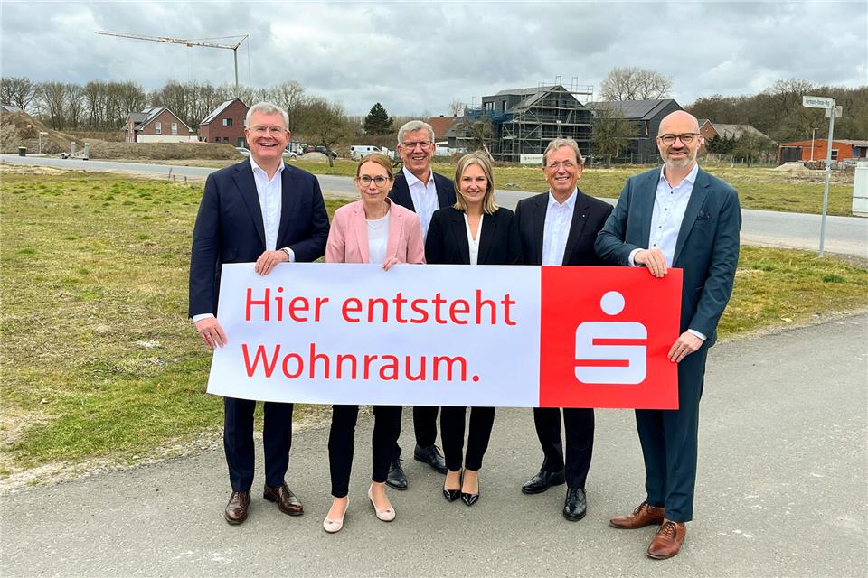 Die Sparkasse Westmünsterland will Wohnraum mehr schaffen, so mit den „7 Höfen“ in Bocholt zusammen mit der Wohnbau Westmünsterland eG oder wie hier in Senden (von links): die Vorstandsmitglieder Jürgen Büngeler, Norbert Hypki, Heinrich-Georg Krumme und Heiko Hüntemann sowie Regionalleiterin Annemarie Dudek (Mitte) und Finanzierungsberaterin Eva-Maria Waterkamp.