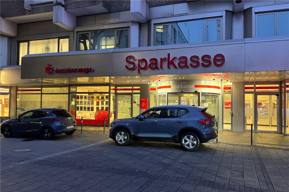 Die Sparkasse bleibt bis auf den SB-Raum mit den Automaten noch für Wochen zu - im Tresorraum wird fieberhaft gearbeitet.Michael Weber/WtV News/dpa