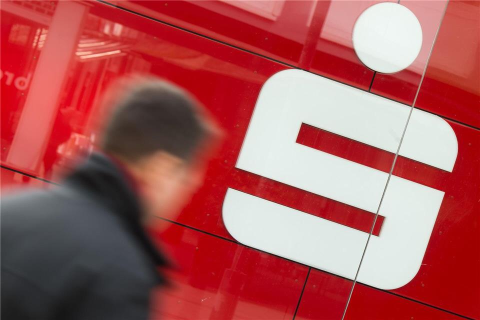 Die Sparkassen führen inzwischen fast acht Millionen Depots für ihre Kundinnen und Kunden. Die öffentlich-rechtlichen Institute sehen aber noch erhebliches Potenzial. (Symbolbild)Julian Stratenschulte/dpa