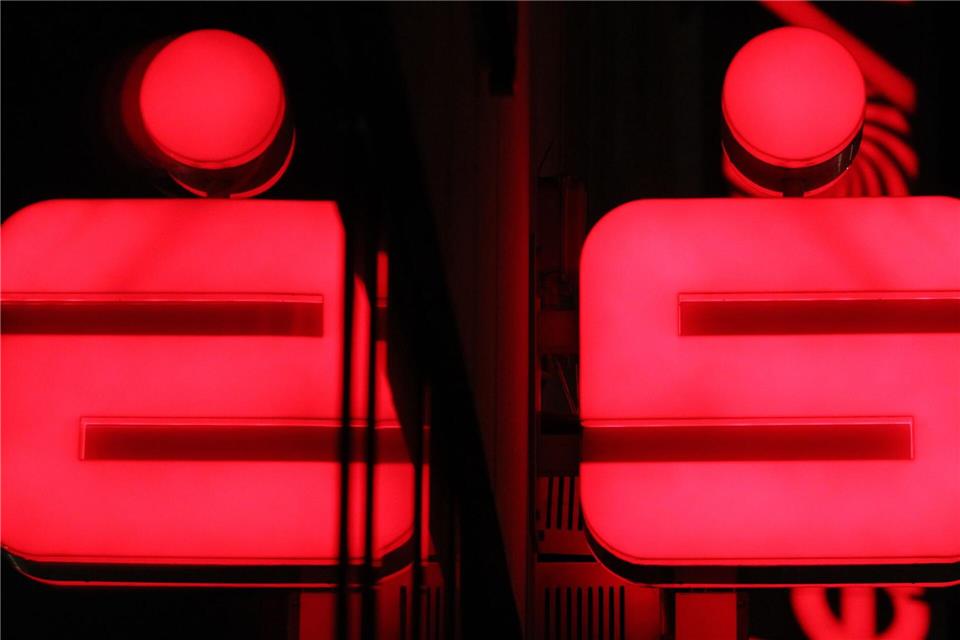 Die Sparkassen suchen nach einer langen Phase des Stellenabbaus nun wieder Personal. (Archivbild)Karl-Josef Hildenbrand/dpa