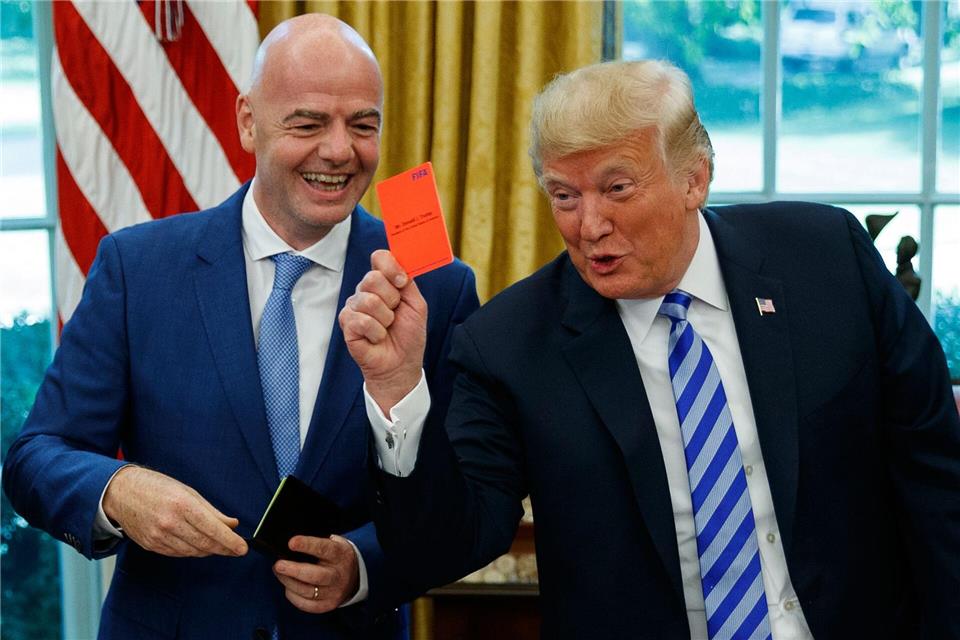 Die Spaßvögel Donald Trump und Gianni Infantino (l) bei der Arbeit. (Archivbild)Evan Vucci/AP/dpa