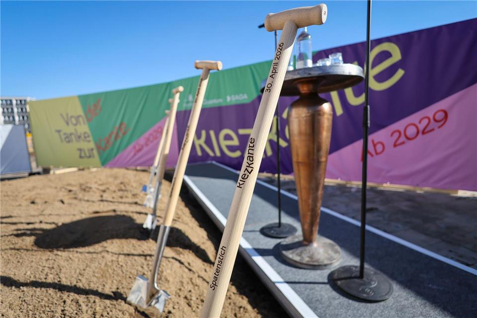 Die Spaten für den offiziellen Akt zum Baubeginn des Projekts Kiezkanze.Christian Charisius/dpa