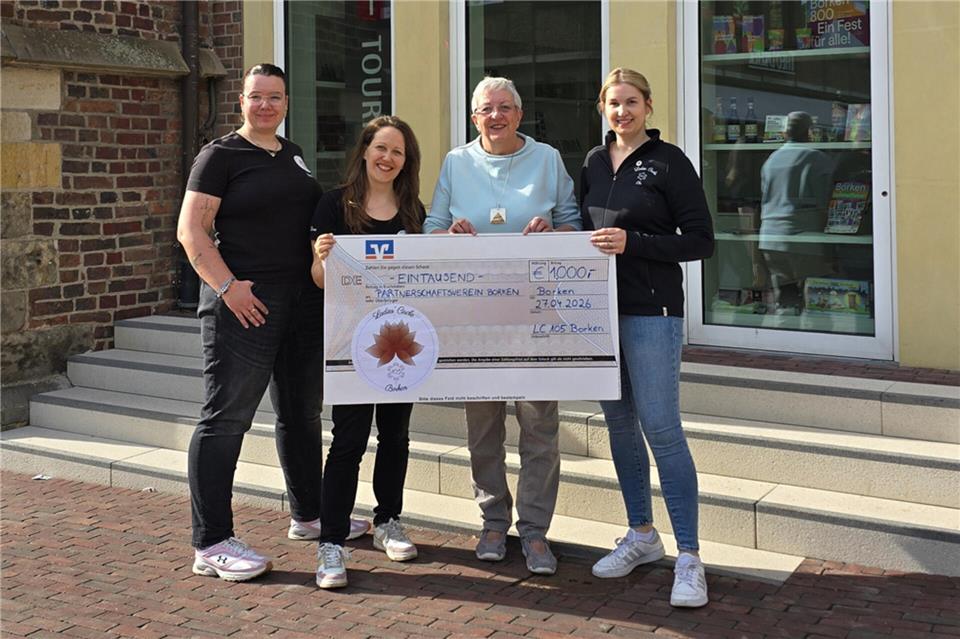Die Spende des Ladies Circle stammt aus dem Verkauf des Jubiläumsquartetts im Rahmen von Borken 800. Natahlie Leuker, Laura Elsing (von links) und Michaela Possink (r.) vom Ladies Circle überreichten den symbolischen Check an Heike Wilde vom Partnerschaftsverein Borken.