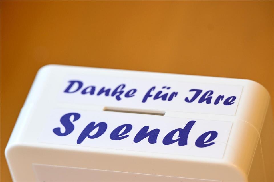 Die Spendenbereitschaft mancher Menschen geht offenbar zurück. (Symbolbild)Jens Kalaene/dpa