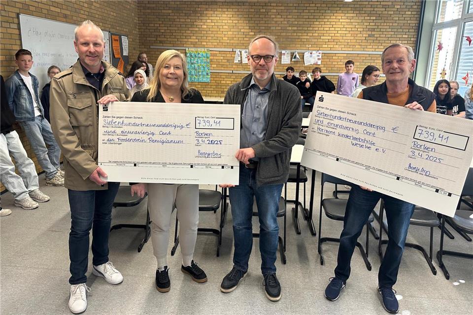 Vokabelolympiade am Remigianum: Schüler büffeln Vokabeln für den guten Zweck Die Spendenempfänger vom Förderverein und der Kinderkrebshilfe Weseke freuen sich über das Geld.