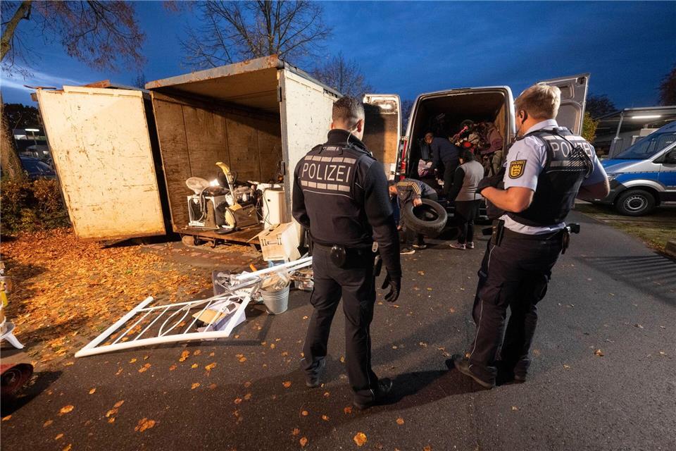 Die Sperrmüll-Sammler müssen ihre Transporter ausräumen. Marijan Murat/dpa