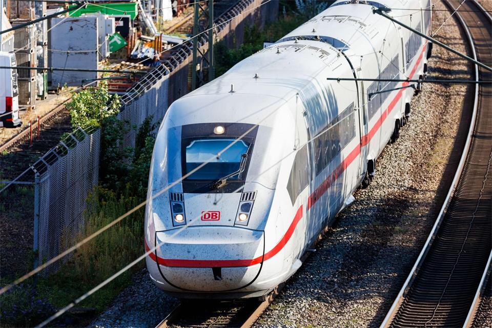 Die Sperrung betrifft auch den Fernverkehr. (Symbolbild)Philipp von Ditfurth/dpa