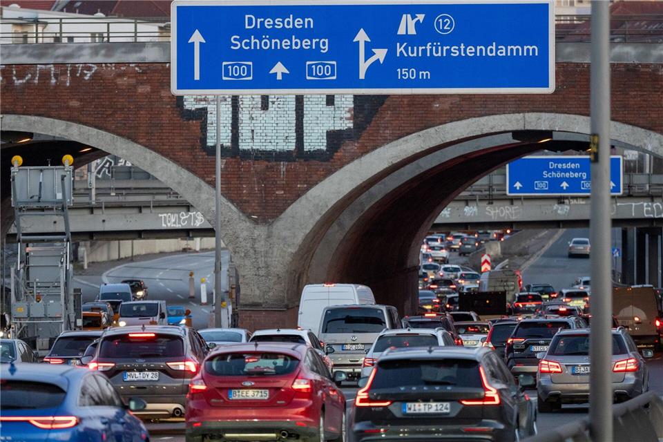 Die Sperrung der A100 im Berliner Westen führt einer Umfrage zufolge zu Verkehrsverlagerungen. (Archivbild)Soeren Stache/dpa