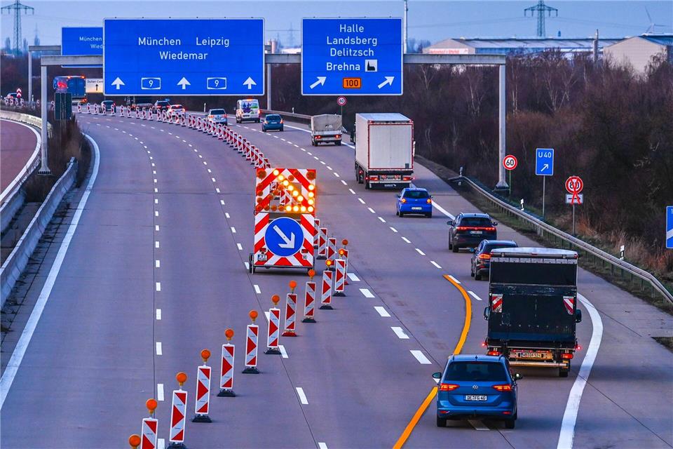 Die Sperrung der A9 zwischen Halle und dem Schkeuditzer Kreuz sorgt bislang für keine größeren Verkehrsprobleme.Heiko Rebsch/dpa