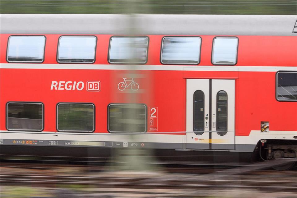Die Sperrung der Bahnstrecke soll bis Anfang März dauern. (Symbolbild)Sebastian Gollnow/dpa