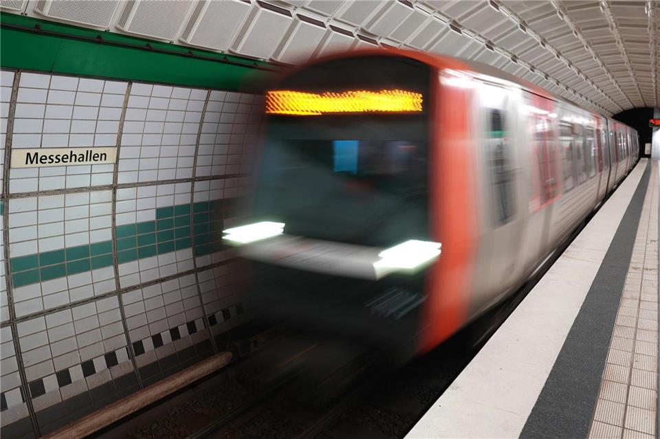 Die Sperrung der Zugstrecke sollte dem Hochbahn-Sprecher zufolge noch bis zum Betriebsschluss andauern. (Symbolbild)Marcus Brandt/dpa