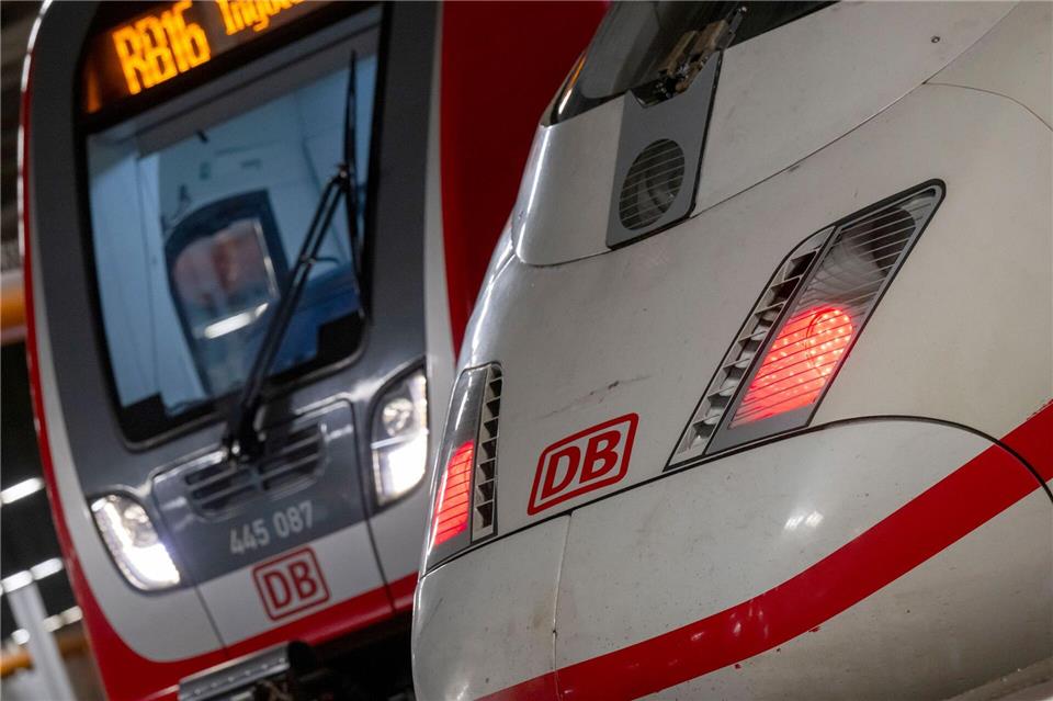 ICE-Strecke München-Nürnberg nach Sperre freigegeben Die Sperrung führt zu Problemen bei Fern- und Regionalzügen. (Symbolbild)Peter Kneffel/dpa