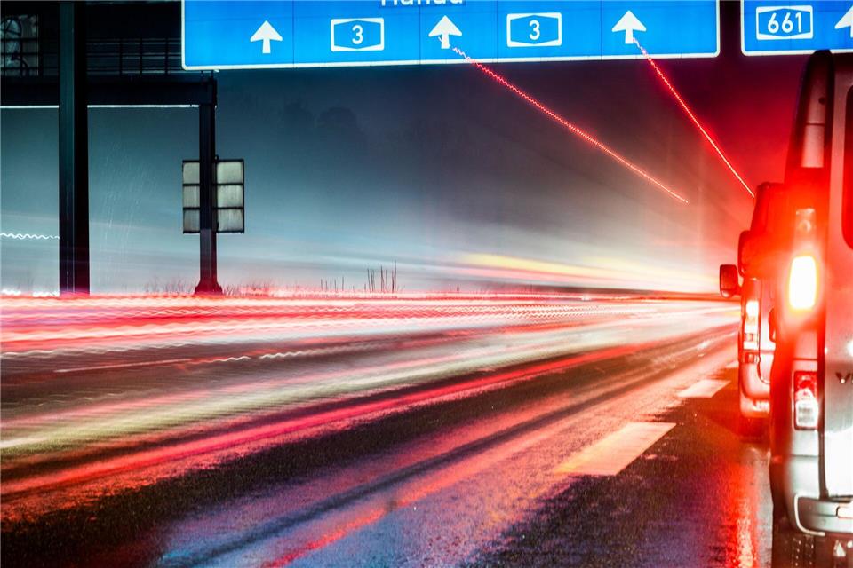 Die Sperrung hat erhebliche Auswirkungen auf den Verkehr auf der A3 und der A661. (Symbolfoto)Frank Rumpenhorst/dpa