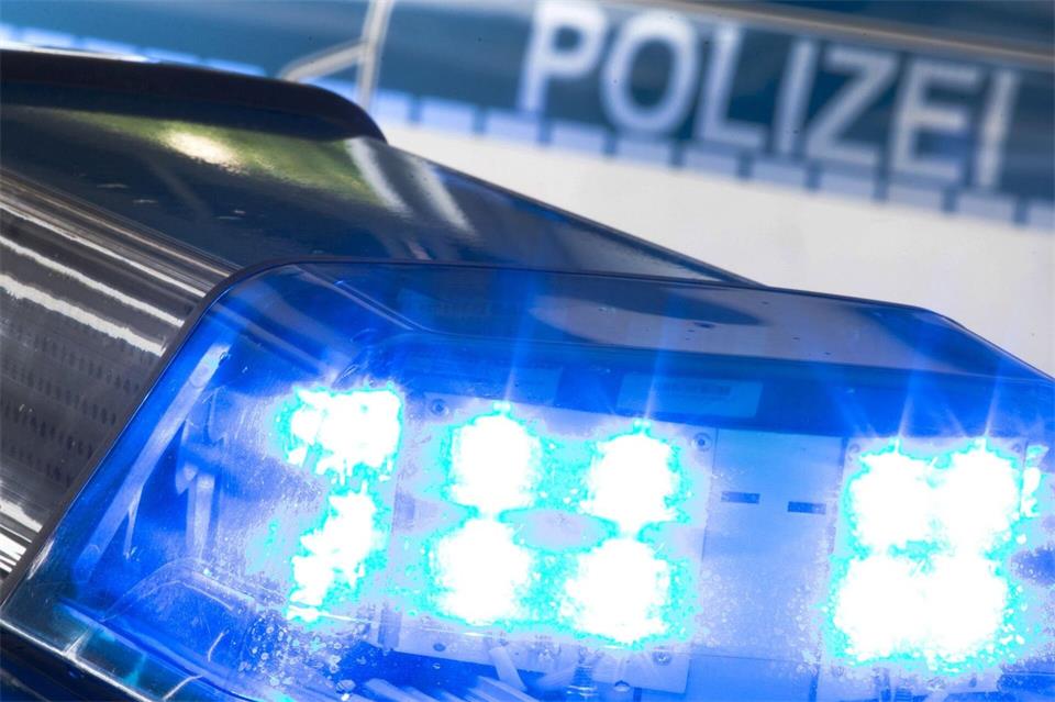 Die Sperrung wird voraussichtlich noch zwei Stunden andauern. (Symbolbild)Friso Gentsch/dpa