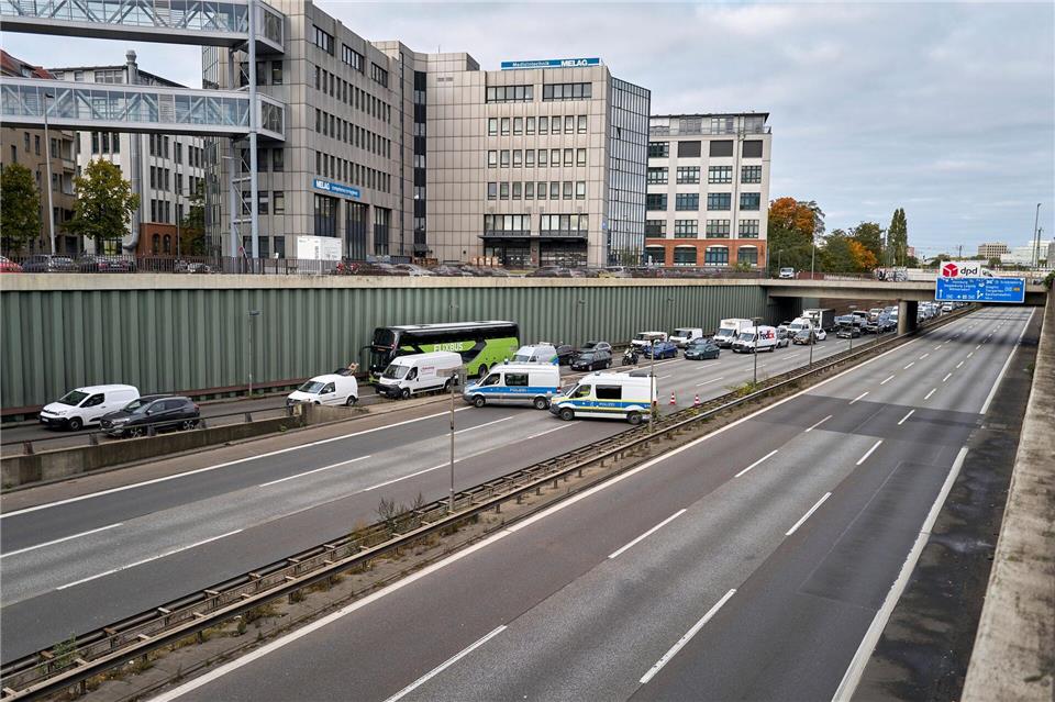 A100 und A113 in Berlin nach Polizeieinsatz wieder frei Die Sperrung wurde früher wieder aufgehoben als zunächst geplant. Michael Ukas/dpa