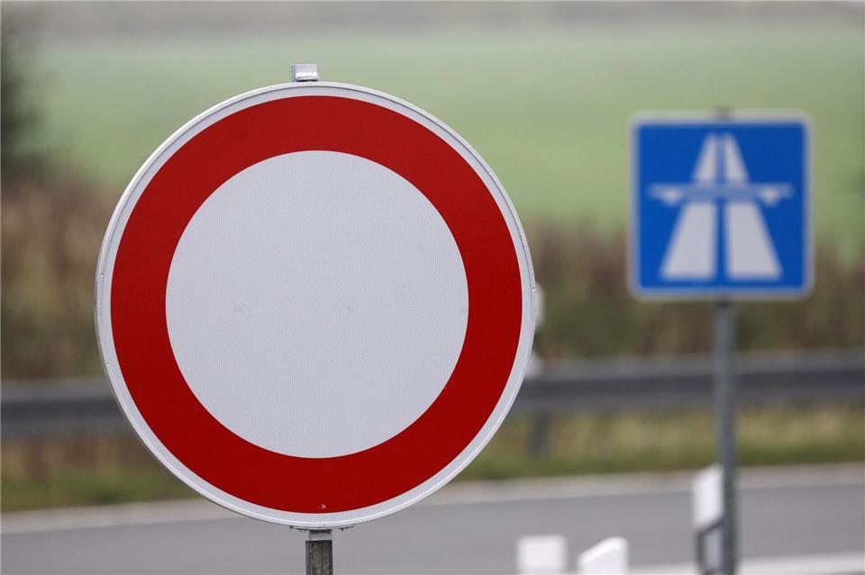 Die Sperrungen sollen voraussichtlich am Nachmittag wieder aufgehoben werden. (Symbolbild)Bernd Wüstneck/dpa-Zentralbild/dpa