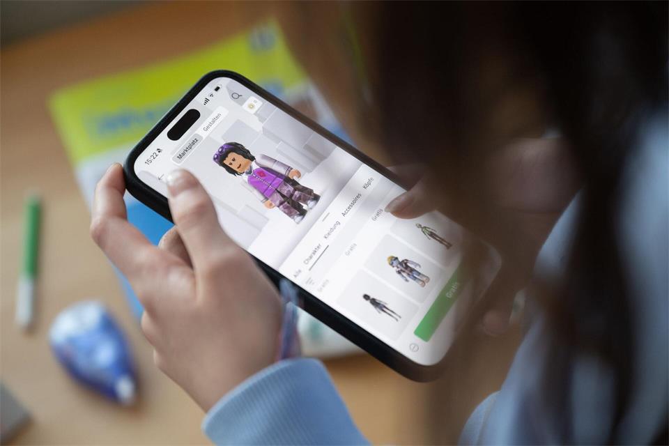 Die Spieleplattform Roblox ist auch bei Kindern und Jugendlichen beliebt. (Archivbild) Marijan Murat/dpa