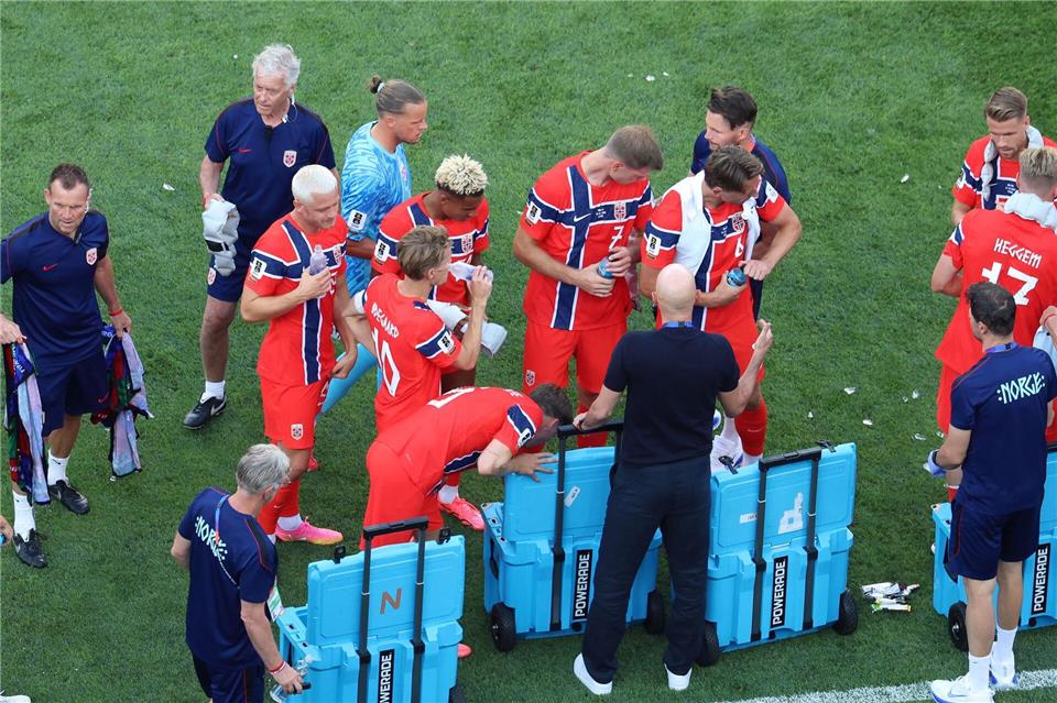 Die Spieler aus Norwegen erfrischen sich in der Trinkpause der ersten Halbzeit.Mark Stockwell/AP/dpa