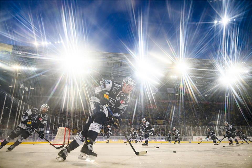Die Spieler der Dresdner Eislöwen wärmen sich vor dem Spiel gegen die Eisbären Berlin auf.Robert Michael/dpa