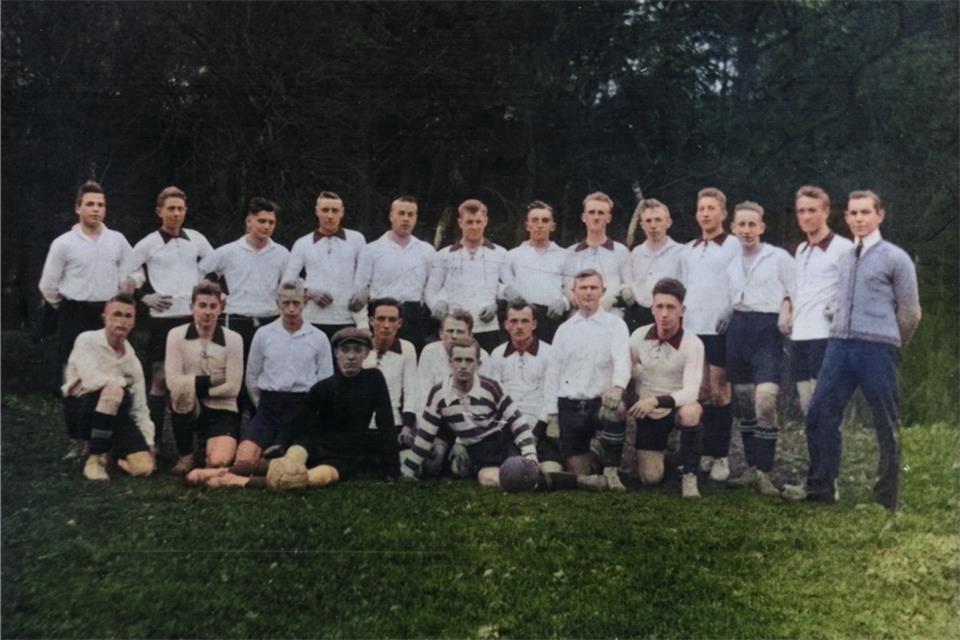 Die Spieler der Gründermannschaft des VfL Groß Reken (mit schwarzem Hemdkragen) im Jahr 1924. Zum Team gehörten Hermann Bruns, Adolf Semelka, Georg Schmelting, Johann Bernemann, Albert Schmelting, Bernhard Lensing, Wenzel Wallat, Heinrich Wübbeling, Hubert Strotmann und Hermann Hörnemann.